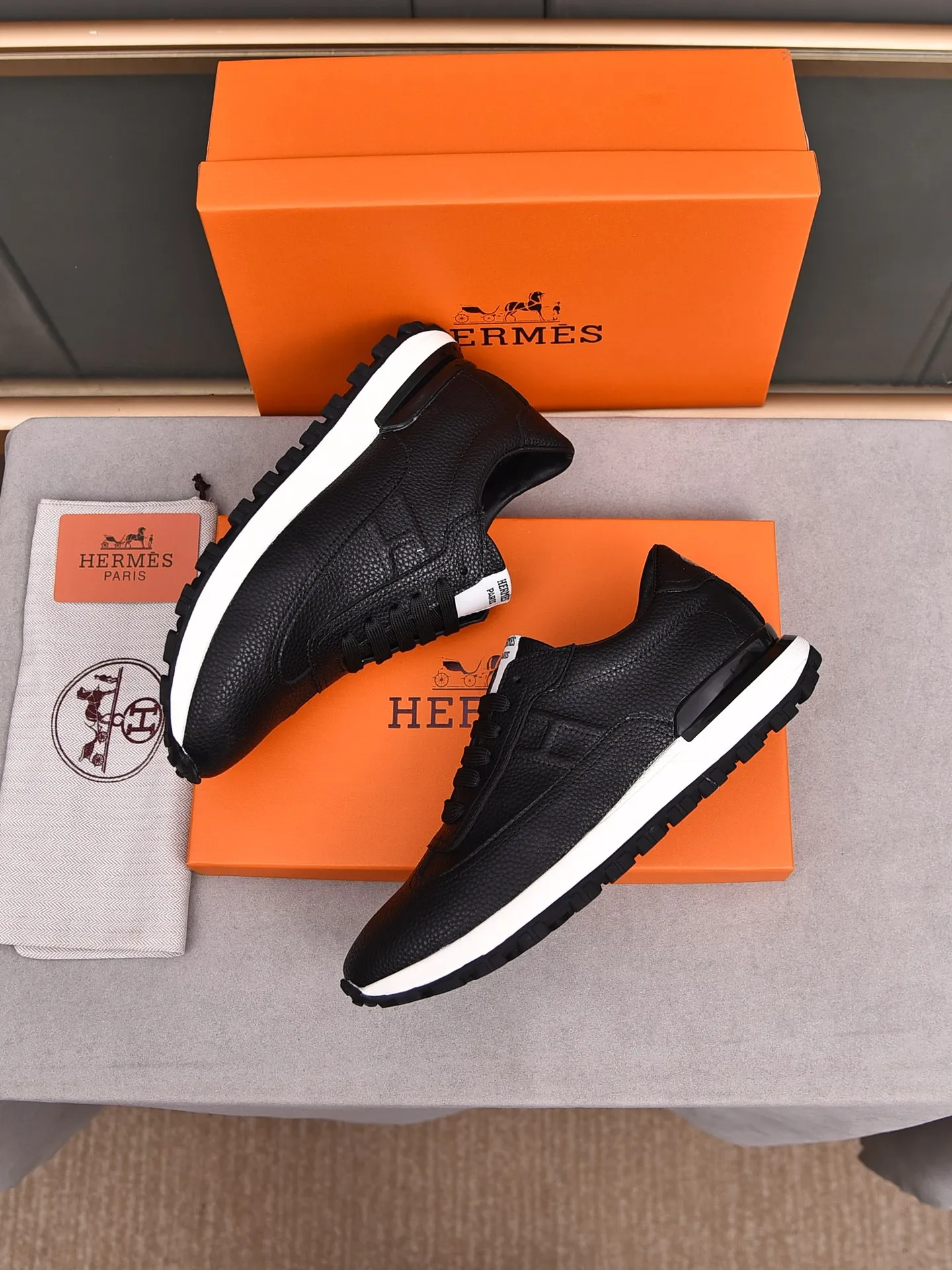 📛📛📛PPP440 (Hermes)🆕Men's color-blocked sneakers with textured calfskin details. Spliced ​​with original cowhide, this shoe draws inspiration from the equestrian world, integrating technical details and practical functions. Breathable sheep lining, original combination outsole, high-end quality, and every detail is perfectly combined! Size: 38-44 (45 can be customized)